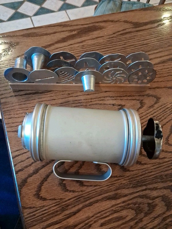 Vintage Mirro Aluminum Cake Decorator Set W/ 3 Tips, 12 Disks and tray holder