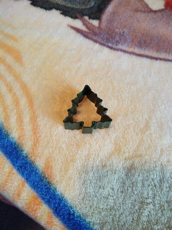 Wilton metal Christmas tree shaped cookie cutter detailed branches green 1.5″