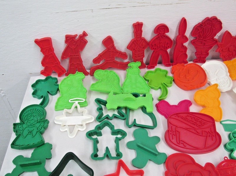 115 JELLO & COOKIE CUTTERS SKULL COW SANTA PIG DRUMMER BOW GINGER BREAD gallery