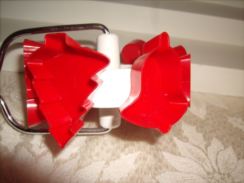 WILTON 1992 SANTA'S COOKIE WHEEL CHRISTMAS COOKIE CUTTER WHEEL gallery