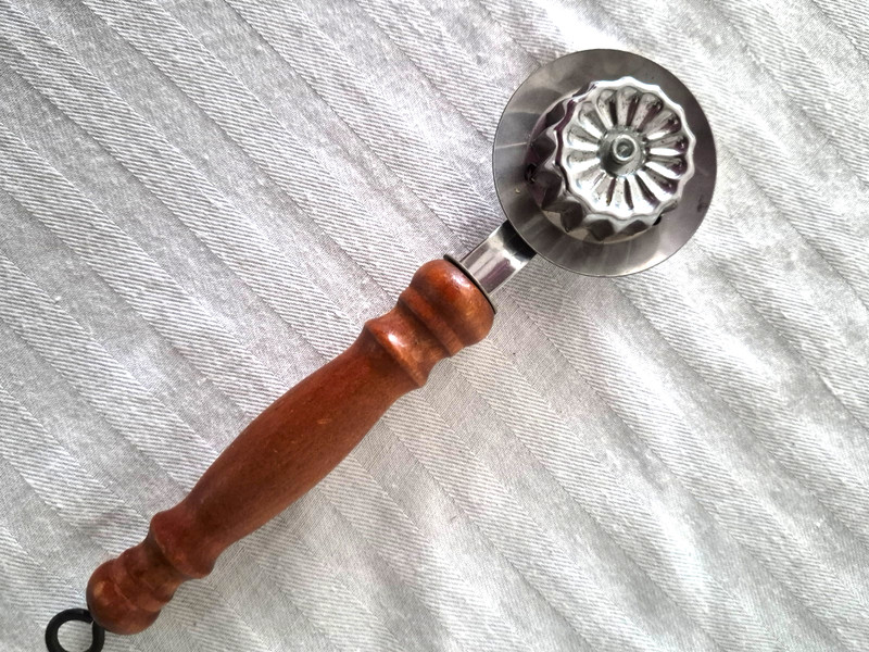 Vtg Wood Pie Crimper Pastry Edge Trimmer Cutter Wheel gallery