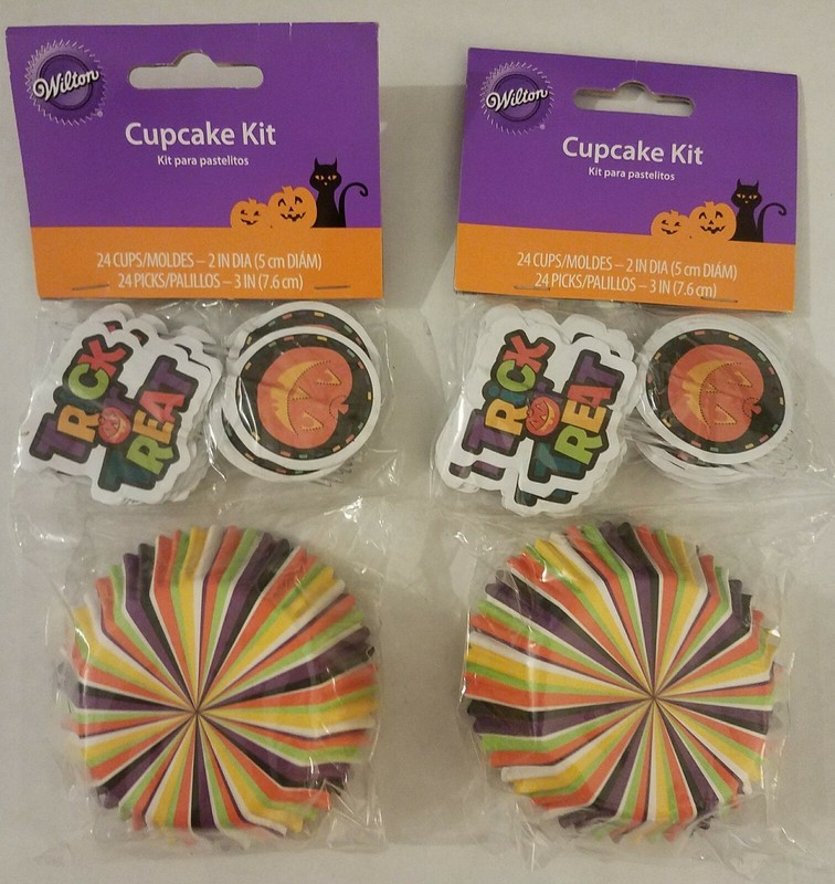 Wilton Cupcake Kit 48 ct 2″ Baking Cups Standard Cupcake Liners and 48 3″ Picks