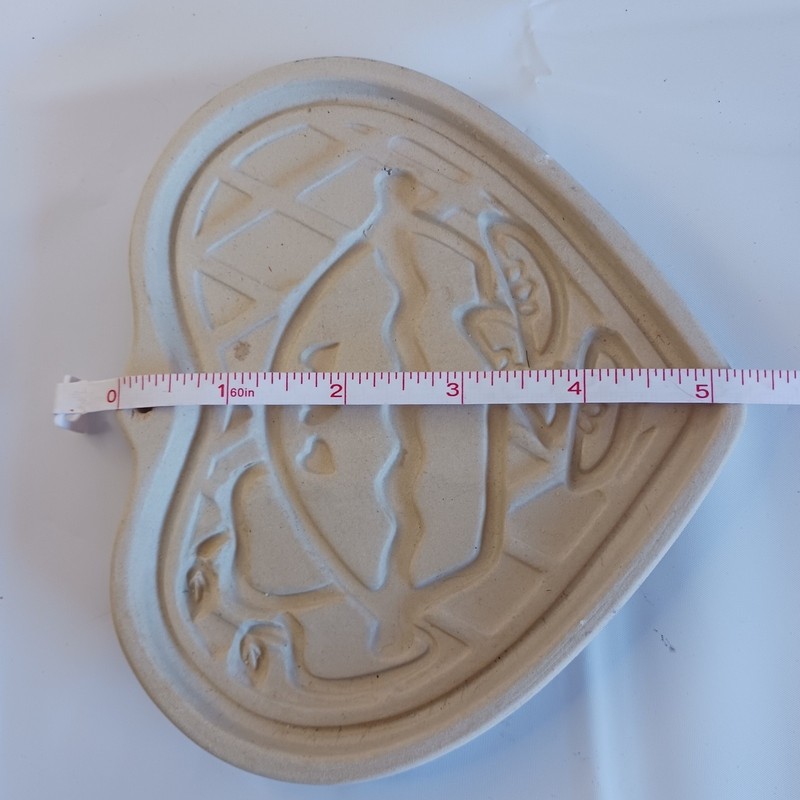 Two Pampered Chef Family Heritage Winter Wreath Welcome Home Heart Cookie Molds gallery
