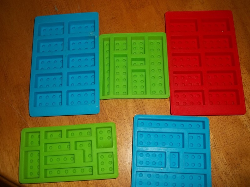Lot 363 – 5 silicone building bricks molds – 3 sizes – candy / candle / soap