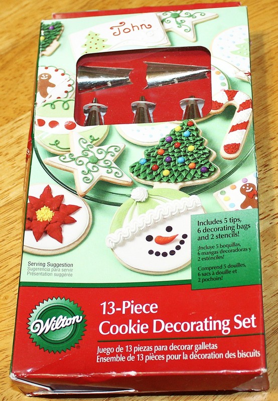 Wilton ~ 13PC HOLIDAY COOKIE DECOATING SET #2104-2538 – Stencils, Tips, Bags