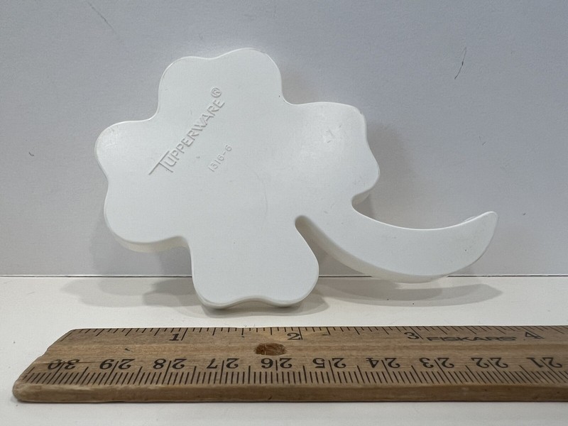 Vtg Tupperware 1316 Shamrock Clover Cookie Cutter 4″ White Plastic St Patricks