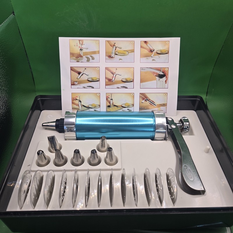 Biscuits Brand 23 Piece Cookie Press & Cake Decorating Kit In Box Complete