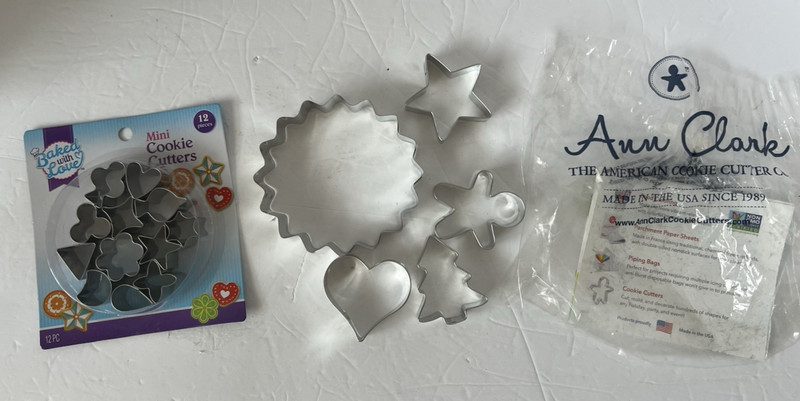 NEW in Pkg Mini and Mid-sized Cookie Cutters Both brand new Metal Popular Shapes