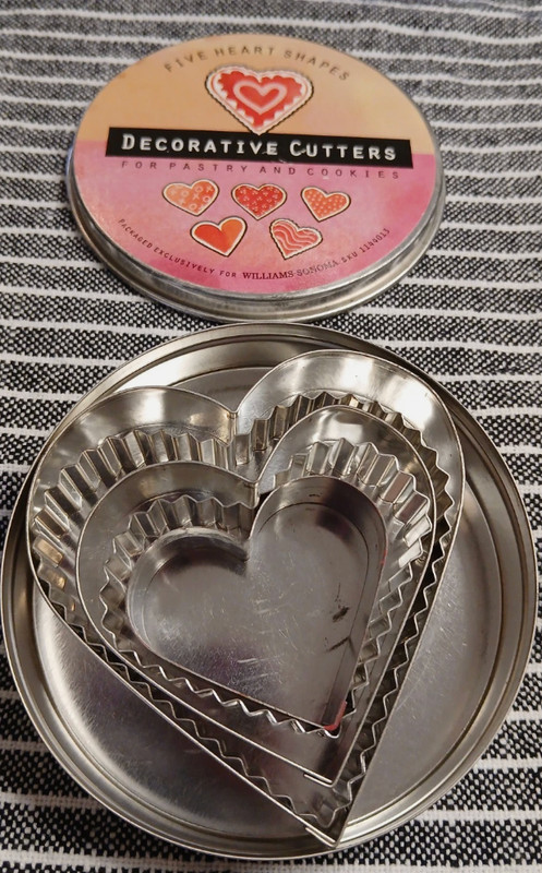 SHIPS FREE - William Sonoma Decorative Cutters For Pastry/Cookies 5 Heart Shapes gallery