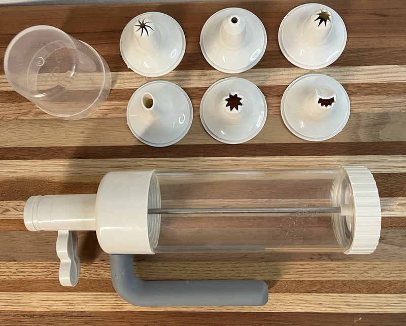 Pampered Chef Easy Accent Decorator 1778 w/ 6 Tips & Cover – Excellent Condition