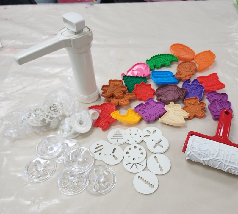 Hutzler Set Easy Action Cookie Press, Cookie Roller, 19 Cookie Cutters 1993