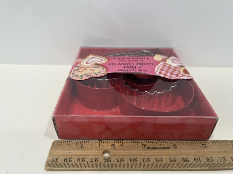 Vintage Wilton Valentine's Heart Metal Cookie Cutter Set 4 Piece Boxed New 1998 gallery