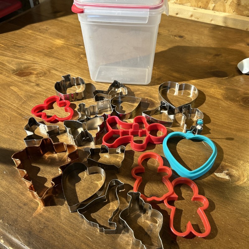 Plastic / Metal Cookie Cutter Storage Box 18 Assorted Shapes Animals Holiday