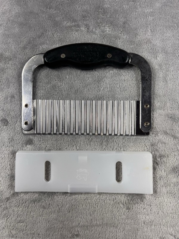 THE PAMPERED CHEF Wavy Chopper/Scraper/Dough/Pastry Cutter Stainless Steel Black