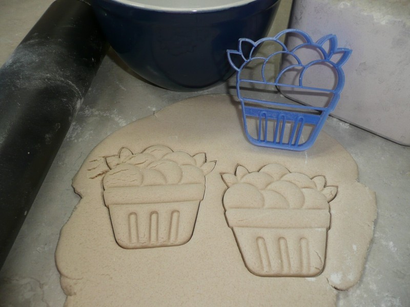 BLUEBERRY BASKET BERRY PICKING SUMMER DETAILED COOKIE CUTTER MADE IN USA PR4816 gallery