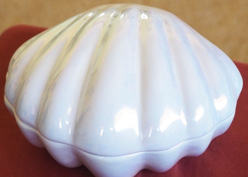 Iridescent White Ceramic Shell shaped 3 x wick Scented Candle