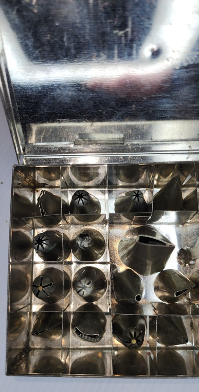 ATECO cake ornamenting tools 34 aluminum Tips, metal box and instruction book gallery