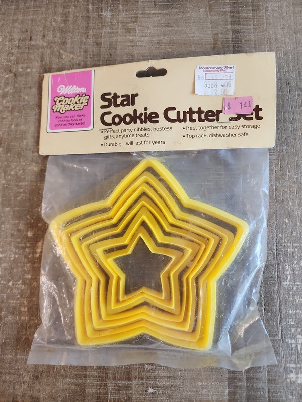 Vintage Wilton yellow Plastic set of 6 Star Shaped Cookie Cutters 1984
