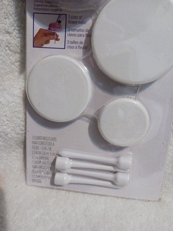 NEW Wilton Decorating Nail Set 8 Pieces Total; 3 Flower & 1 Cupcake gallery