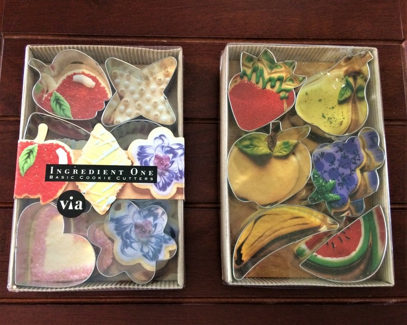 Vintage Set of 2 Via Ingredient One Basic Cookie Cutters 1996