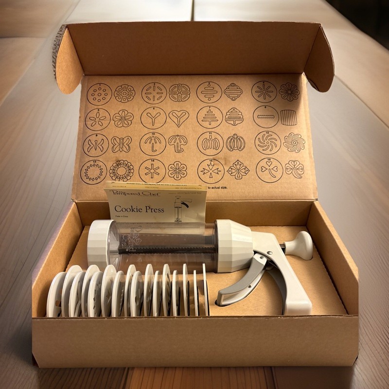 The Pampered Chef 1525 Cookie Press with 16 Discs White 1525 USED in Original Bx