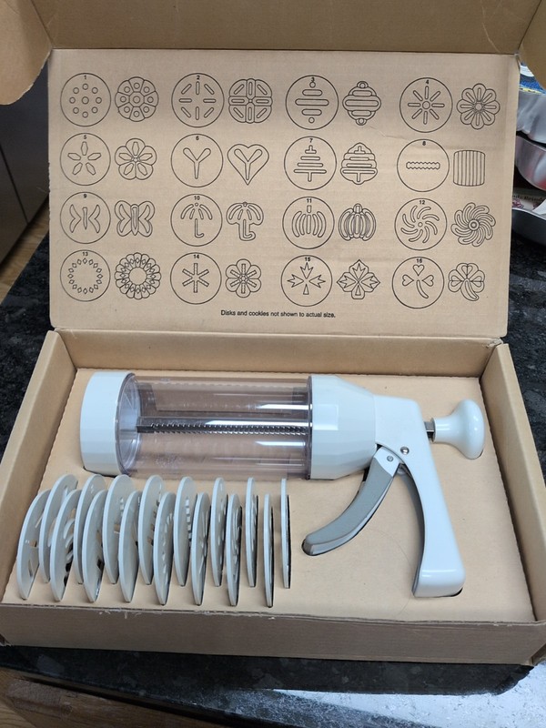 The Pampered Chef 1525 Cookie Press with 16 Discs – White in original box