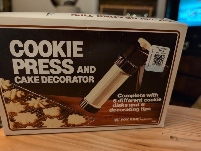 Cookie Press And Cake Deborator with six decorating tips