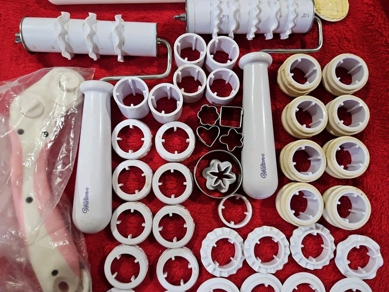 Wilton Cake Decorating Supplies 65 pieces gallery