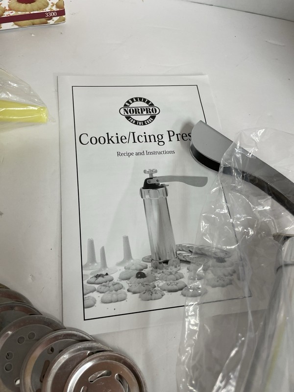 Norpro Cookie/Icing Press 20 Cookie Discs 4 Icing Tips & Instructions gallery