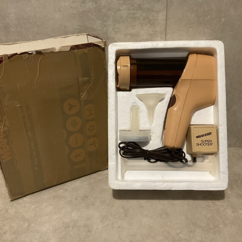 Vintage Wear-Ever Super Shooter Electric Cookie Press 70123 w/ 9 Discs – READ