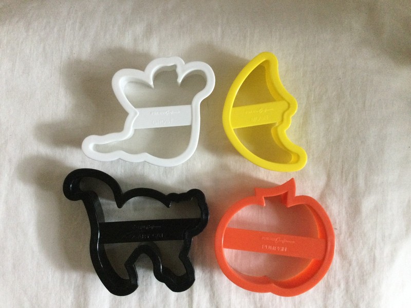 Lot of 4 Fox Run Halloween Theme Plastic Cookie Cutters Ghost Moon Cat Pumpkin