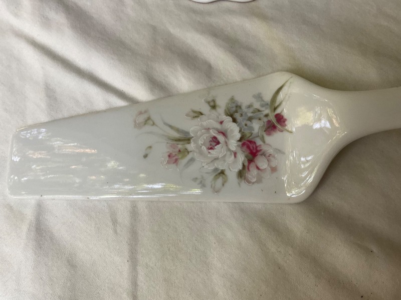 BOX #1-FLORAL DESIGN 10 IN. ROUND CAKE SERVER PLATE W/SERVER gallery