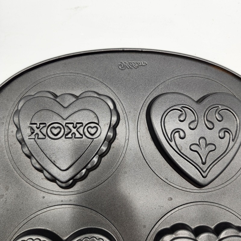 Vintage Wilton Pan 6 Heart Shaped Non-Stick Valentine Retired Black Cookie Candy gallery