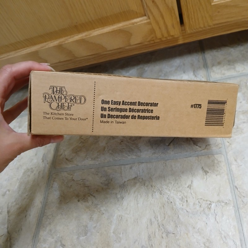 The Pampered Chef Easy Accent Decorator 1775 w/6 Tips Includes Box NO Manual gallery