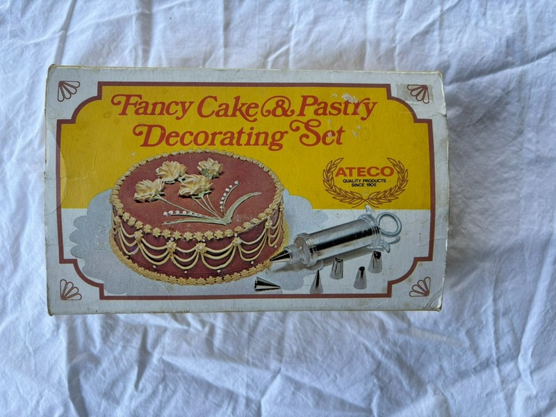 Ateco Fancy Cake & Pastry Decorating Set with 6 nozzles and syringe- all metal