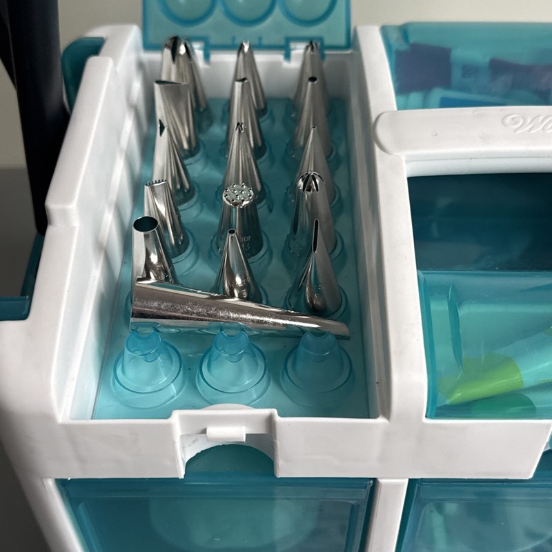 WILTON Ultimate Cake Decorating Set Tool Kit Caddy READ See photos for contents gallery