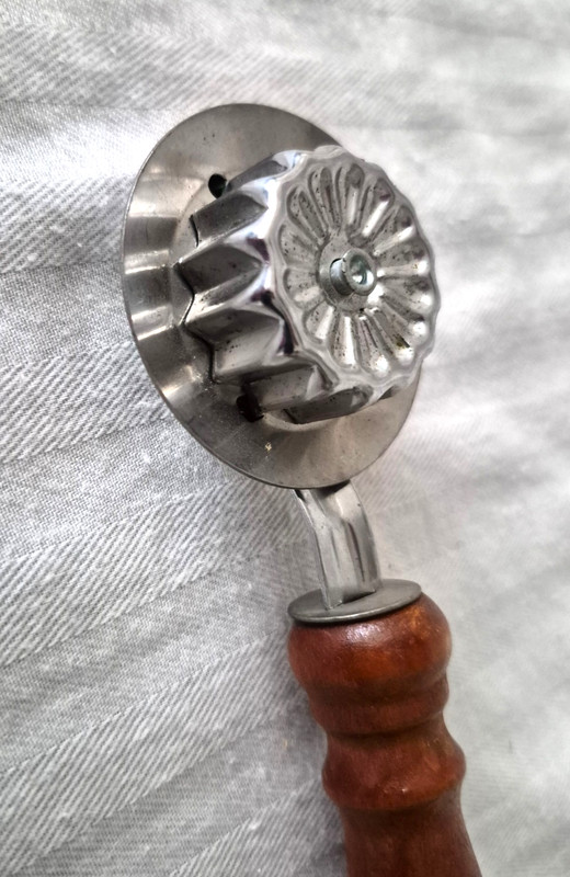 Vtg Wood Pie Crimper Pastry Edge Trimmer Cutter Wheel gallery