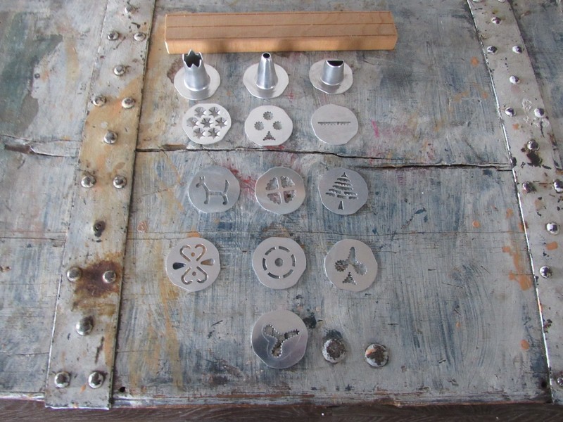 Cookie Press Plates Set of 10 each 2" Plates + 3 Decorating Tips gallery