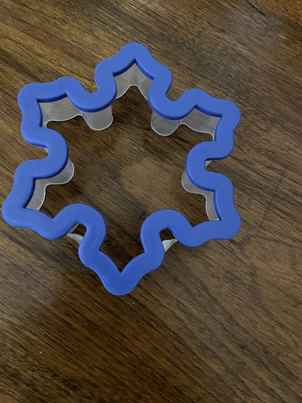 Snowflake Shaped Cookie Cutter-Soft Touch-4″ Diameter-NWT