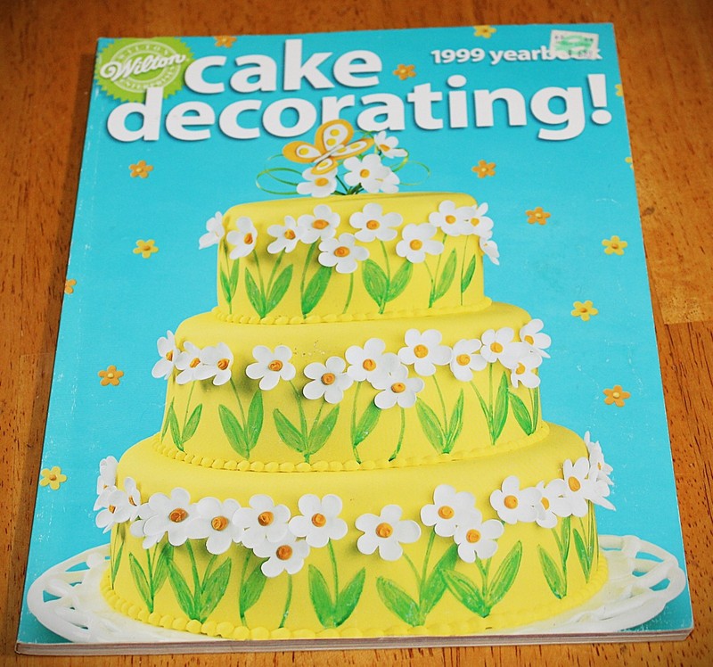 Wilton: YEARBOOK OF BAKING & CAKE DECORATING (Set of 3) 1997, 1999, 2000 Vintage gallery