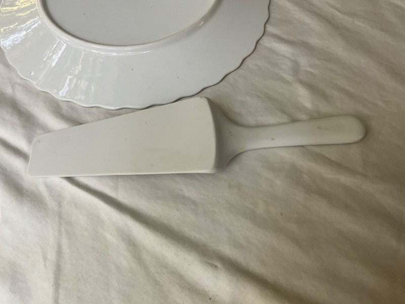 BOX #1-FLORAL DESIGN 10 IN. ROUND CAKE SERVER PLATE W/SERVER gallery