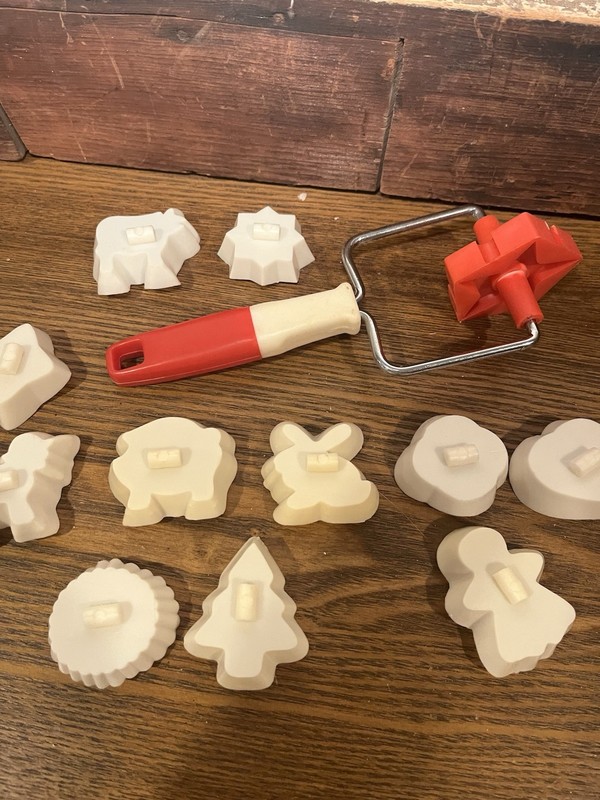 Kitchenettes Auto Cookie Cutter w/15 Cookie Molds 1985 Item No. 53819C gallery