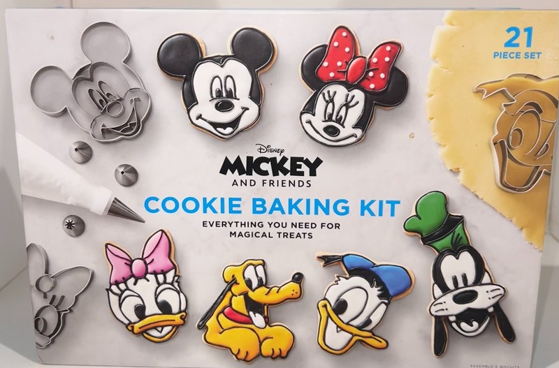 Williams Sonoma Mickey and Friends Cookie Baking Kit 21 Piece kit NIB