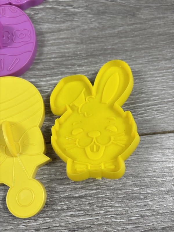 Lot of 11 Vintage WILTON Mixed Plastic Cookie Cutters Rabbit Easter Lamb Basket gallery
