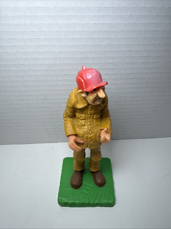 Vintage 1978 Wilton Hunter Figurine – 6” Red Cap Outdoorsman gallery