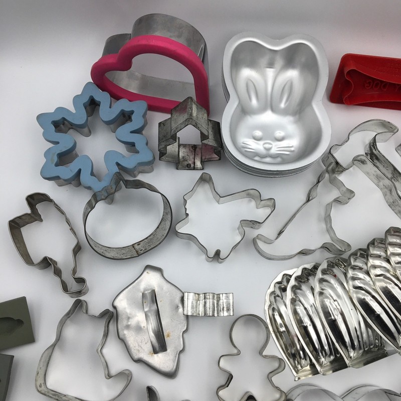 LOT of 51 VTG Metal Cookie Cutters Candy Cake Molds, Christmas Halloween Easter gallery