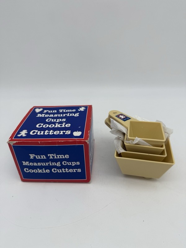 NOS Vtg Fun Time Measuring Cups Cookie Cutters Giftco Baking Set of 4 gallery