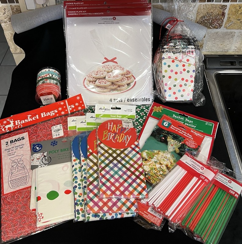Big Lot~New Christmas Cookie Trays~Cupcake Boxes with Windows~Treat Bags
