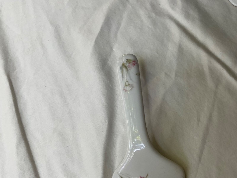BOX #1-FLORAL DESIGN 10 IN. ROUND CAKE SERVER PLATE W/SERVER gallery