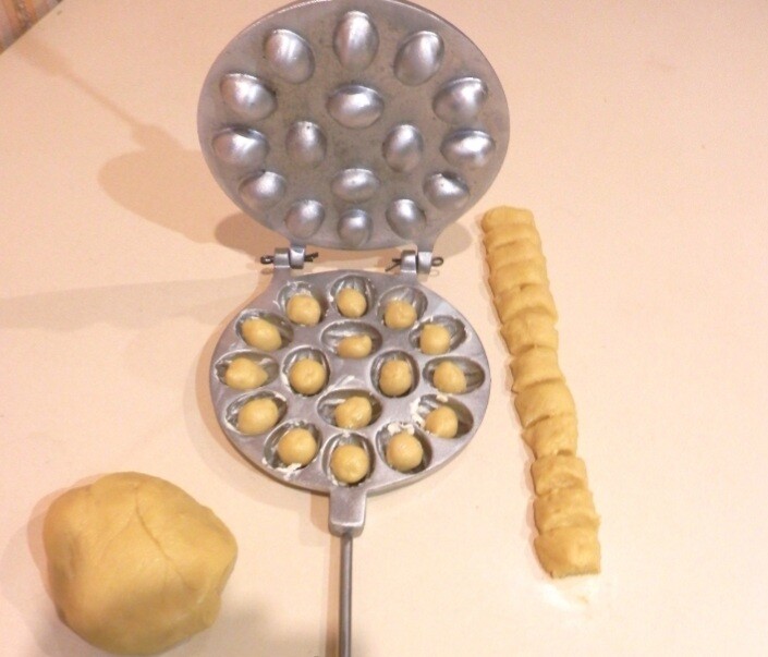 WALNUT COOKIE MOLD (ORESHEK) MAKER 16 NUT ORESHKI RUSSIAN SOVIET COOKIES PASTRY gallery
